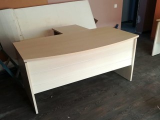 Прямой офисный стол с приставной тумбой